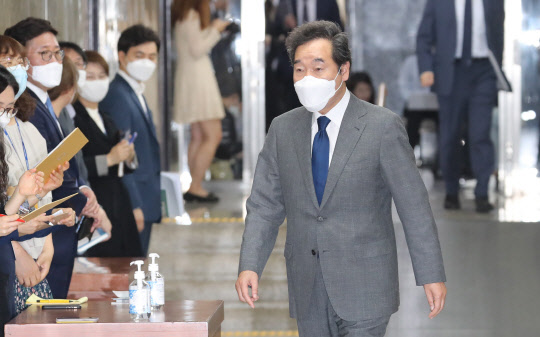 의원총회 참석한 민주당 이낙연 의원    더불어민주당 이낙연 의원이 5일 오전 서울 여의도 국회에서 열린 의원총회에 입장하고 있다. 연합